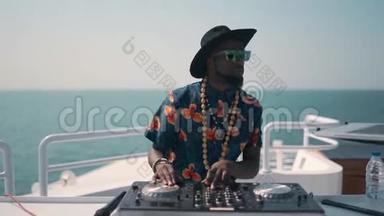 年轻DJ在船上的夏季派对上混合和旋转。 迪拜夏季海上DJ